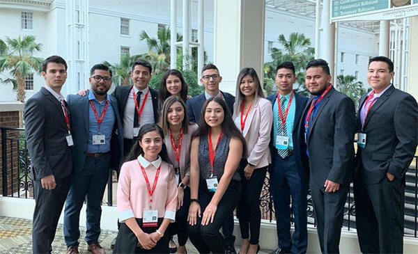 ALPFA members attending a convention
